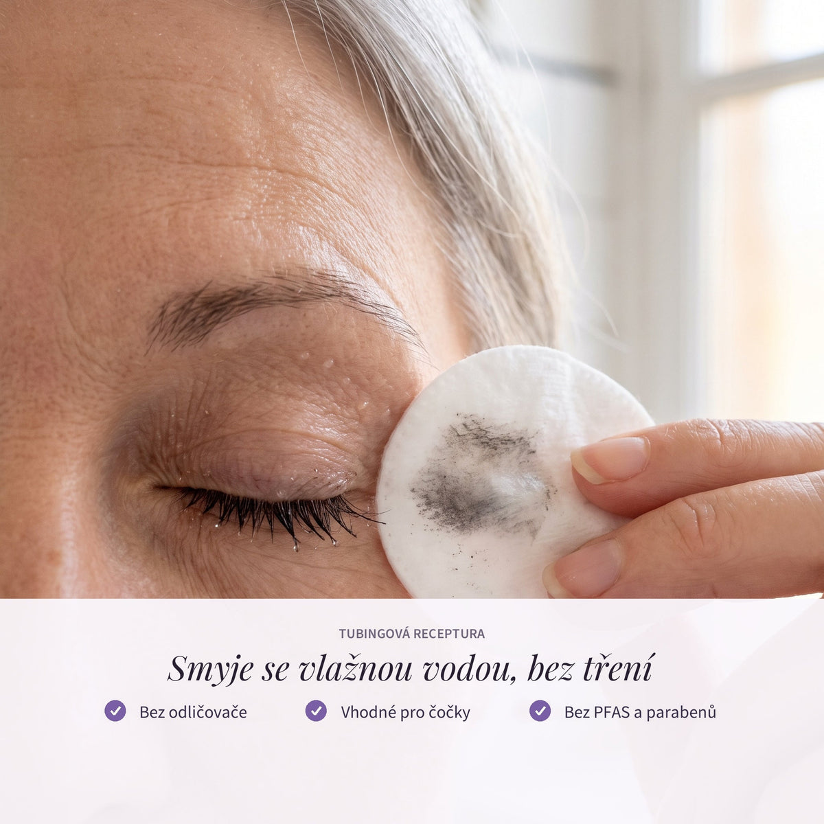 Smyje se vlažnou vodou, bez tření
