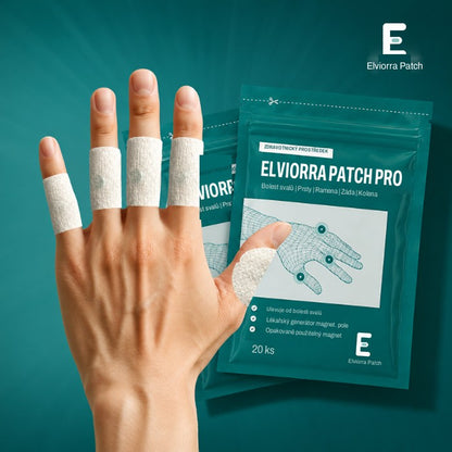 Ruka s náplastmi Elviorra a dva sáčky